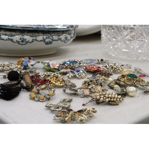 326 - A QUANTITY OF VINTAGE COSTUME JEWELLERY BROOCHES - APPROX 29 IN TOTAL