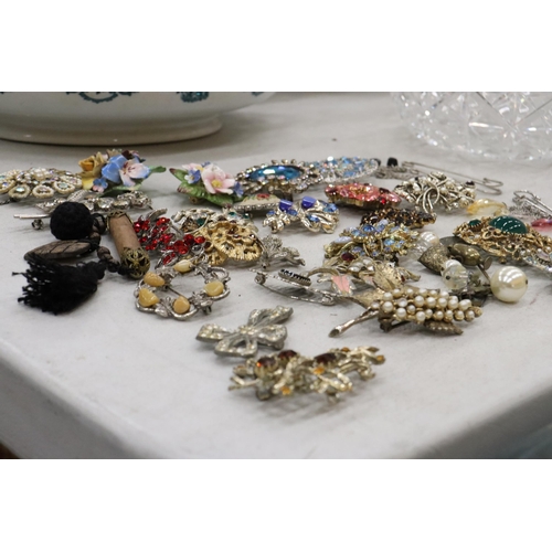 326 - A QUANTITY OF VINTAGE COSTUME JEWELLERY BROOCHES - APPROX 29 IN TOTAL