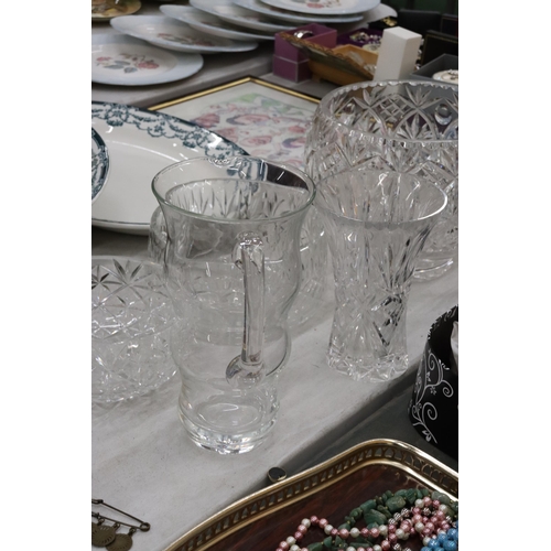 327 - FIVE PIECES OF HEAVY GLASSWARE TO INCLUDE A LARGE CUT GLASS BOWL, TWO OTHER BOWLS, A VASE AND A JUG