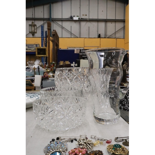 327 - FIVE PIECES OF HEAVY GLASSWARE TO INCLUDE A LARGE CUT GLASS BOWL, TWO OTHER BOWLS, A VASE AND A JUG