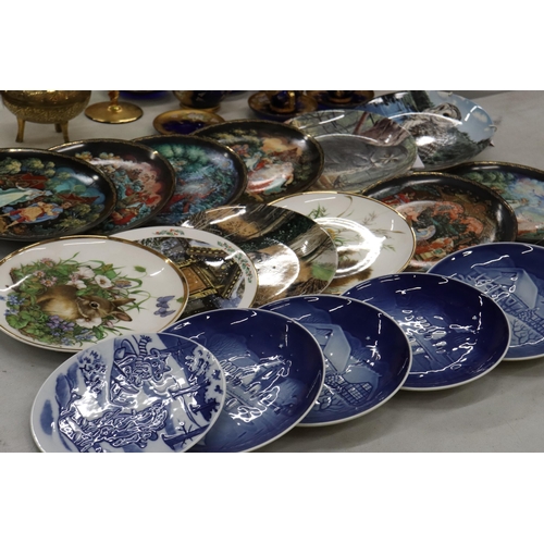 330 - A LARGE COLLECTION OF CABINET PLATES TO INCLUDE BING & GRONDAHL, DENMARK, BRADEX RUSSIAN FAIRYTALE, ... 