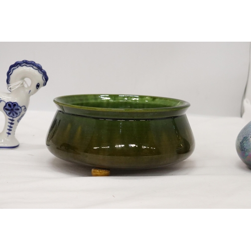 337 - A VINTAGE BRETBY GREEN GLAZED BOWL WITH MARK TO THE BASE, A CAST LION ON MARBLE BASE, GZHEL USSR HOR... 