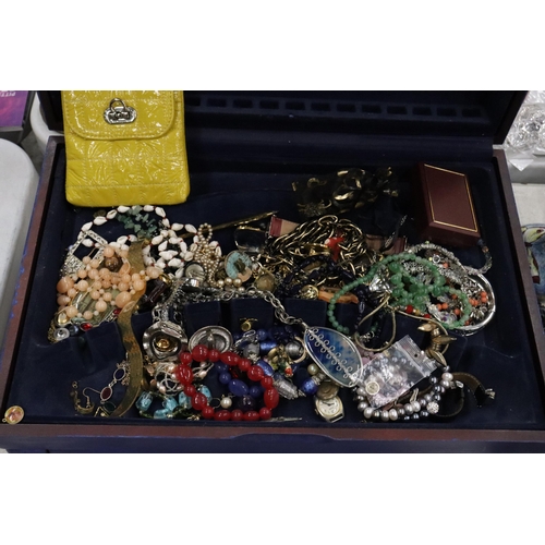 339 - A QUANTITY OF COSTUME JEWELLERY TO INCLUDE  WATCHES, NECKLACES, BRACELETS, EARRINGS, ETC IN A VINERS... 