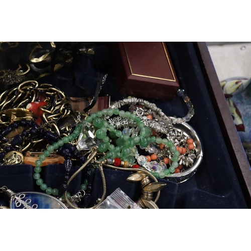 339 - A QUANTITY OF COSTUME JEWELLERY TO INCLUDE  WATCHES, NECKLACES, BRACELETS, EARRINGS, ETC IN A VINERS... 