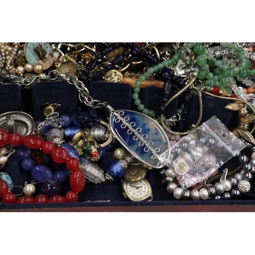 339 - A QUANTITY OF COSTUME JEWELLERY TO INCLUDE  WATCHES, NECKLACES, BRACELETS, EARRINGS, ETC IN A VINERS... 