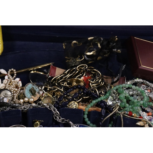 339 - A QUANTITY OF COSTUME JEWELLERY TO INCLUDE  WATCHES, NECKLACES, BRACELETS, EARRINGS, ETC IN A VINERS... 