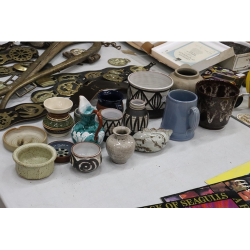 352 - A COLLECTION OF DESIGNER STUDIO POTTERY, SOME SIGNED TO THE BASE