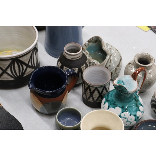 352 - A COLLECTION OF DESIGNER STUDIO POTTERY, SOME SIGNED TO THE BASE