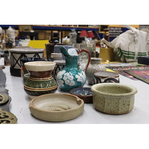 352 - A COLLECTION OF DESIGNER STUDIO POTTERY, SOME SIGNED TO THE BASE