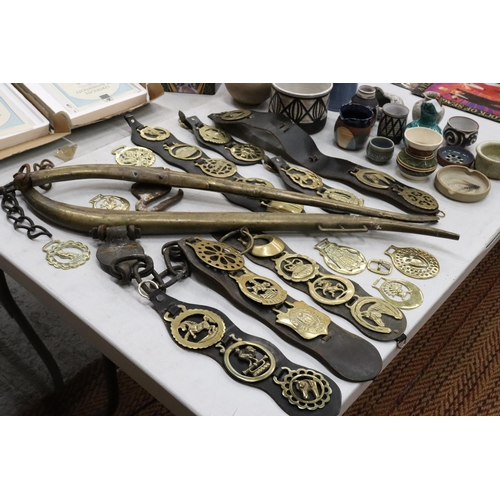 353 - A LARGE COLLECTION OF VINTAGE HORSE BRASSES, ETC TO INCLUDE HORSE HAMES, HORSE BRASSES ON MARTINGALE... 