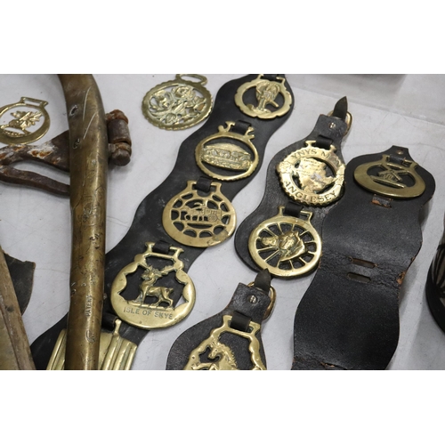 353 - A LARGE COLLECTION OF VINTAGE HORSE BRASSES, ETC TO INCLUDE HORSE HAMES, HORSE BRASSES ON MARTINGALE... 