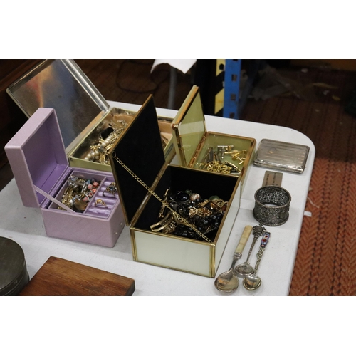 354 - A QUANTITY OF COSTUME JEWELLERY TO INCLUDE NECKLACES, RINGS, BROOCHES, CUFFLINKS, A CIGARETTE CASE, ... 