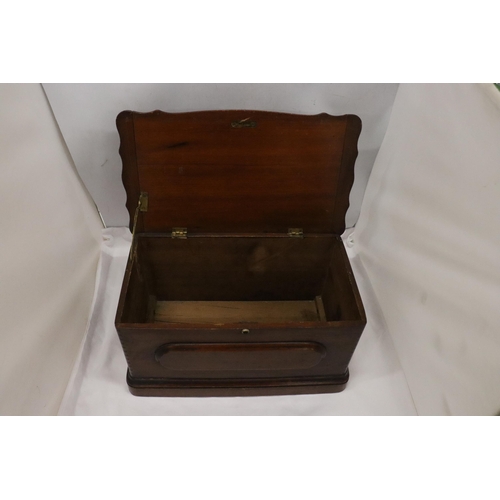 355 - A LARGE VINTAGE OAK WORK BOX WITH DOVETAIL HINGES, HEIGHT 20CM, LENGTH 40CM, DEPTH 24CM