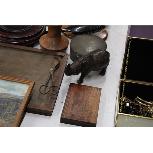 357 - A MIXED VINTAGE LOT TO INCLUDE A BRASS PLAQUE, BOOT'S DOUBLE ENDED FEEDING BOTTLE, WOODEN RHINOCEROU... 