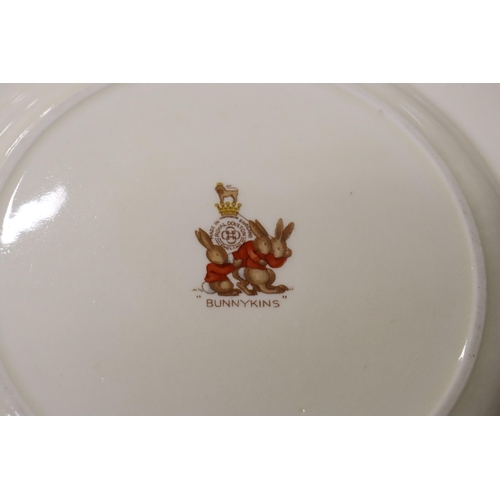 804 - A QUANTITY OF ROYAL DOULTON 'BUNNYKINS' TO INCLUDE BARBARA VERNON SIGNED BOWLS AND A PLATE, PLUS A M... 