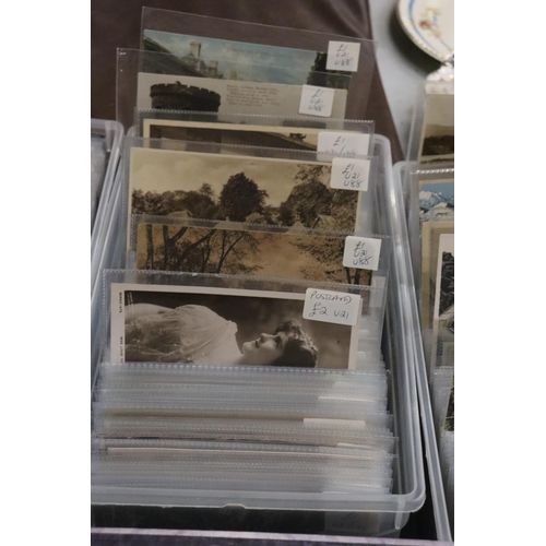 807 - A VERY LARGE QUANTITY OF VINTAGE POSTCARDS, MANY IN SLEEVES, TO INCLUDE SOUVENIR, ADVERTISING, MEMOR... 