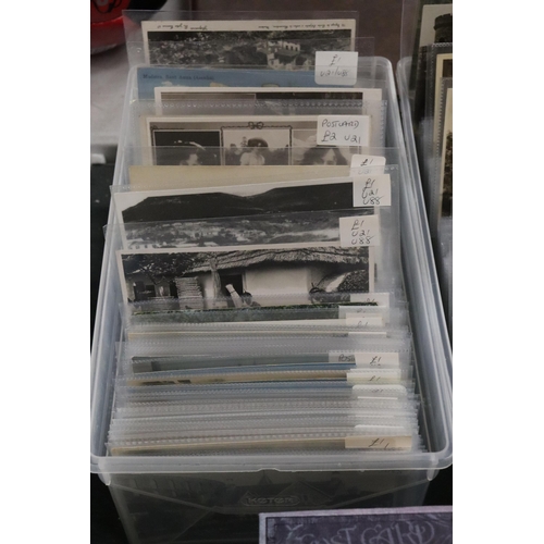 807 - A VERY LARGE QUANTITY OF VINTAGE POSTCARDS, MANY IN SLEEVES, TO INCLUDE SOUVENIR, ADVERTISING, MEMOR... 