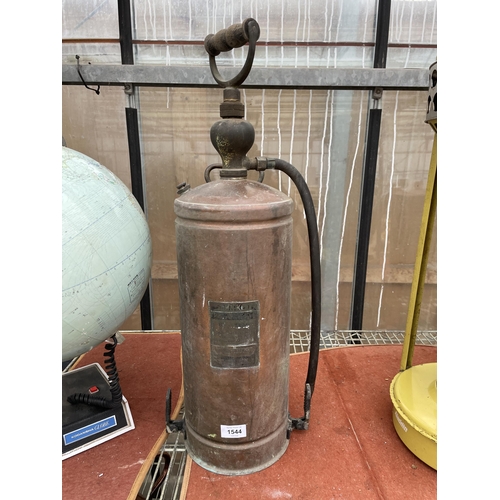 1544 - A VINTAGE COPPER FIRE EXTINGUISHER WITH IONDESTINCT PLAQUE