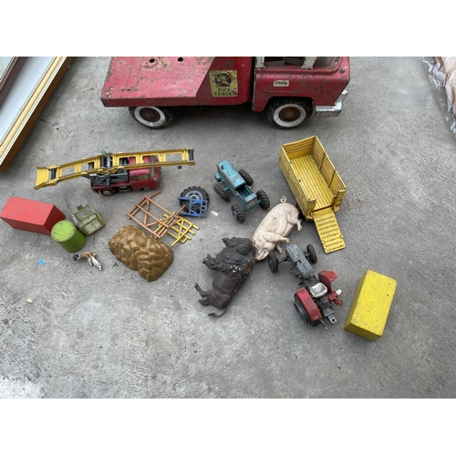 1801 - AN ASSORTMENT OF VINTAGE TIN PLATE ITEMS TO INCLUDE TRIANG TRUCKS AND ANIMAL FIGURES ETC