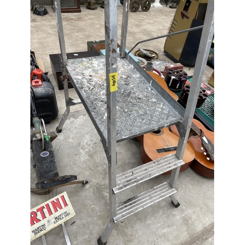 1810 - A FOLDING ALUMINIUM DECORATORS PLATFORM