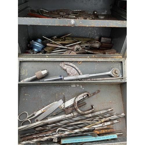 1848 - A METAL TOOL CHEST WITH AN INTERNAL DRAWER AND AN ASSORTMENT OF TOOLS TO INCLUDE DRILL BITS, TAP AND... 