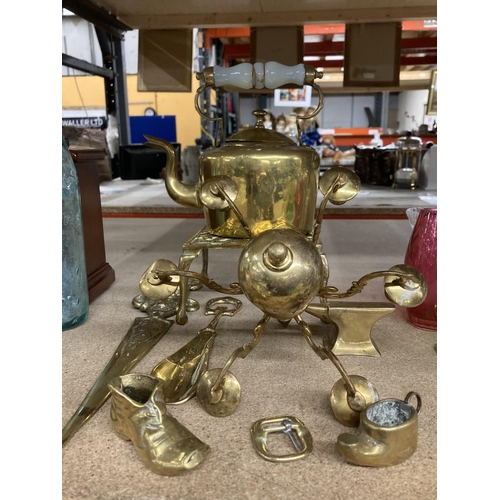 1025 - VARIOUS BRASS ITEMS TO INCLUDE A KETTLE WITH CERAMIC HANDLE ON A TRIVET, A SMALL ANVIL BOOT, ETC