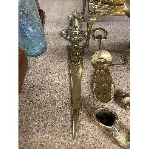 1025 - VARIOUS BRASS ITEMS TO INCLUDE A KETTLE WITH CERAMIC HANDLE ON A TRIVET, A SMALL ANVIL BOOT, ETC