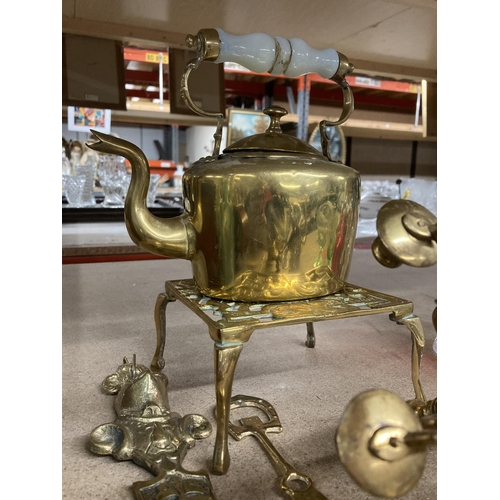 1025 - VARIOUS BRASS ITEMS TO INCLUDE A KETTLE WITH CERAMIC HANDLE ON A TRIVET, A SMALL ANVIL BOOT, ETC