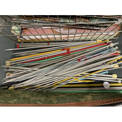 1028 - A COLLECTION OF VINTAGE KNITTING NEEDLES AND PATTERNS