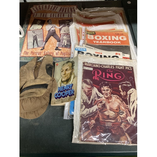 1030 - A COLLECTION OF VINTAGE BOXING ITEMS TO INCLUDE GLOVES, BOOK AND MAGAZINES