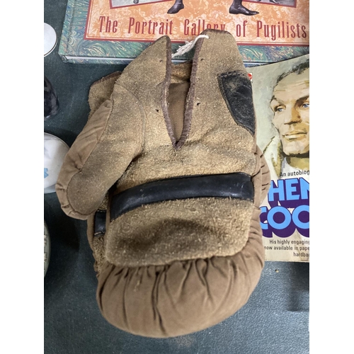 1030 - A COLLECTION OF VINTAGE BOXING ITEMS TO INCLUDE GLOVES, BOOK AND MAGAZINES