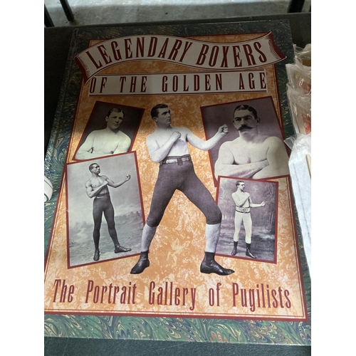 1030 - A COLLECTION OF VINTAGE BOXING ITEMS TO INCLUDE GLOVES, BOOK AND MAGAZINES