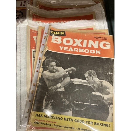 1030 - A COLLECTION OF VINTAGE BOXING ITEMS TO INCLUDE GLOVES, BOOK AND MAGAZINES