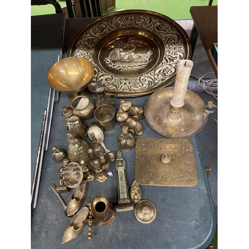 1032 - VARIOUS BRASSWARE ITEMS TO INCLUDE A CHARGER, CANDLESTICK AND MINIATURE ITEMS ETC