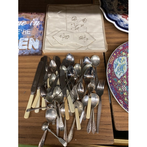 1037 - A QUANTITY OF FLATWARE AND A BOXED VINTAGE NAPKIN SET