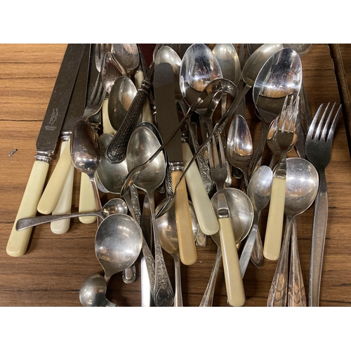 1037 - A QUANTITY OF FLATWARE AND A BOXED VINTAGE NAPKIN SET