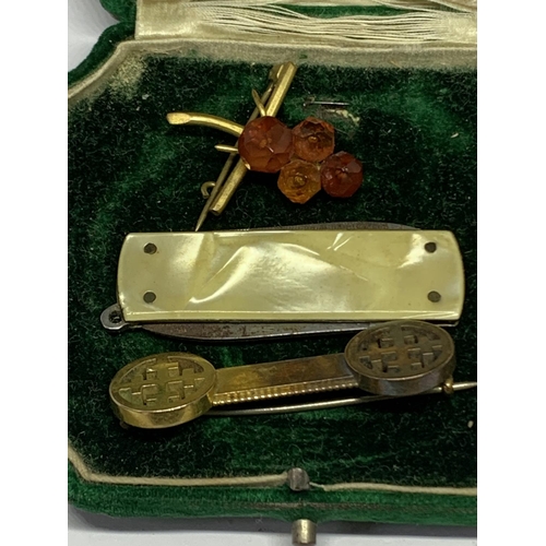 200A - A VINTAGE JEWELLERY CASE WITH TWO BROOCHES AND A MOTHER OF PEARL PEN KNIFE