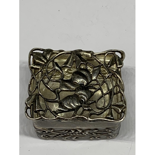 64 - A DECORATIVE MARKED SILVER VINAIGRETTE