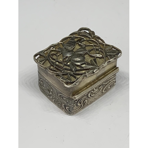 64 - A DECORATIVE MARKED SILVER VINAIGRETTE