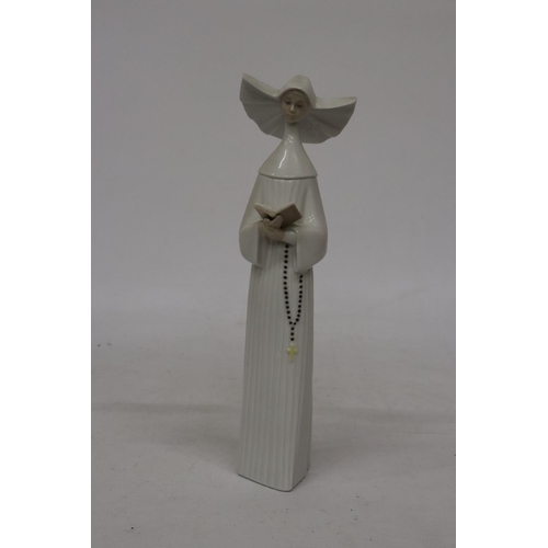 779 - A LLADRO FIGURE OF A NUN (A/F CHIP ON HAT)