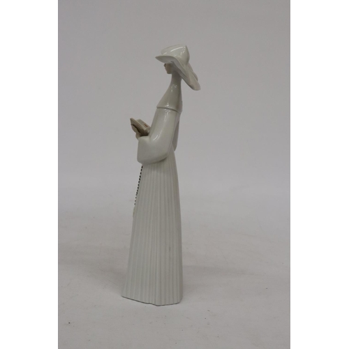 779 - A LLADRO FIGURE OF A NUN (A/F CHIP ON HAT)