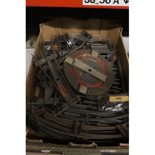 878 - A COLLECTION OF VINTAGE TRAIN TRACK PLUS A HORNBY TURNTABLE