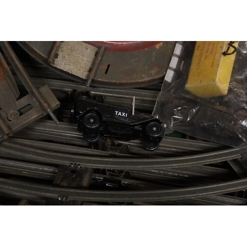 878 - A COLLECTION OF VINTAGE TRAIN TRACK PLUS A HORNBY TURNTABLE