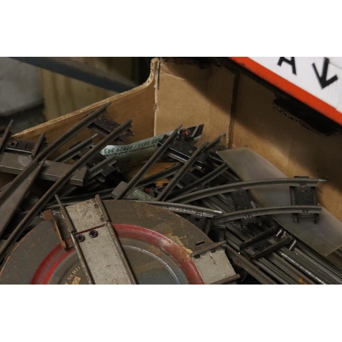 878 - A COLLECTION OF VINTAGE TRAIN TRACK PLUS A HORNBY TURNTABLE