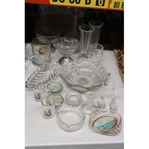 880 - A QUANTITY OF VINTAGE GLASSWARE TO INCLUDE VASES, BOWLS, A TANKARD, A PAIR OF DOLPHINS, TEALIGHT HOL... 