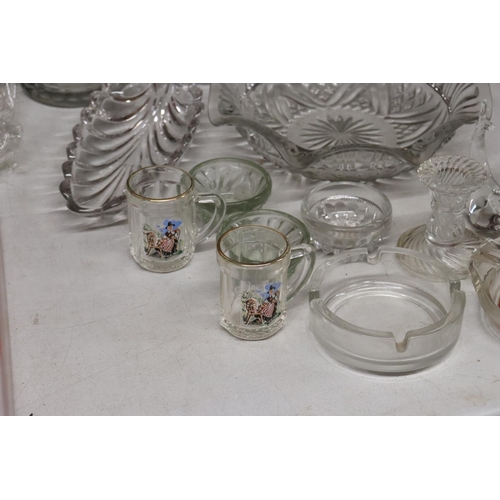 880 - A QUANTITY OF VINTAGE GLASSWARE TO INCLUDE VASES, BOWLS, A TANKARD, A PAIR OF DOLPHINS, TEALIGHT HOL... 