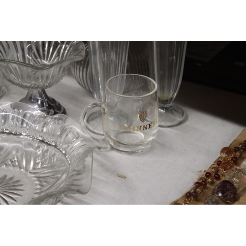 880 - A QUANTITY OF VINTAGE GLASSWARE TO INCLUDE VASES, BOWLS, A TANKARD, A PAIR OF DOLPHINS, TEALIGHT HOL... 