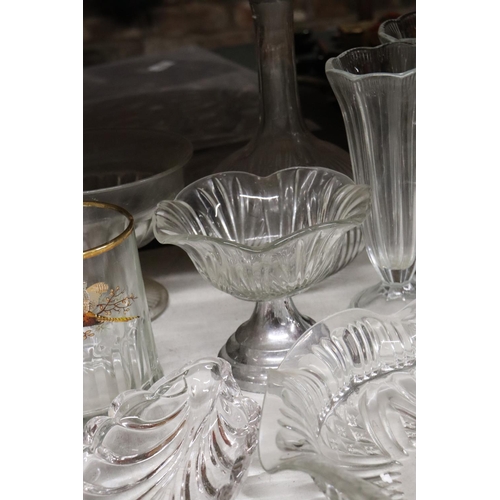 880 - A QUANTITY OF VINTAGE GLASSWARE TO INCLUDE VASES, BOWLS, A TANKARD, A PAIR OF DOLPHINS, TEALIGHT HOL... 