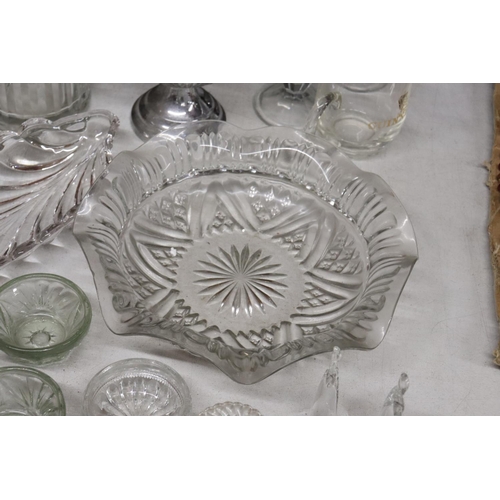 880 - A QUANTITY OF VINTAGE GLASSWARE TO INCLUDE VASES, BOWLS, A TANKARD, A PAIR OF DOLPHINS, TEALIGHT HOL... 