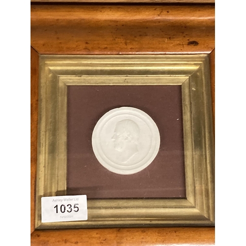 1035 - A FRAMED GRAND TOUR PLASTER OF PARIS MEDALLION